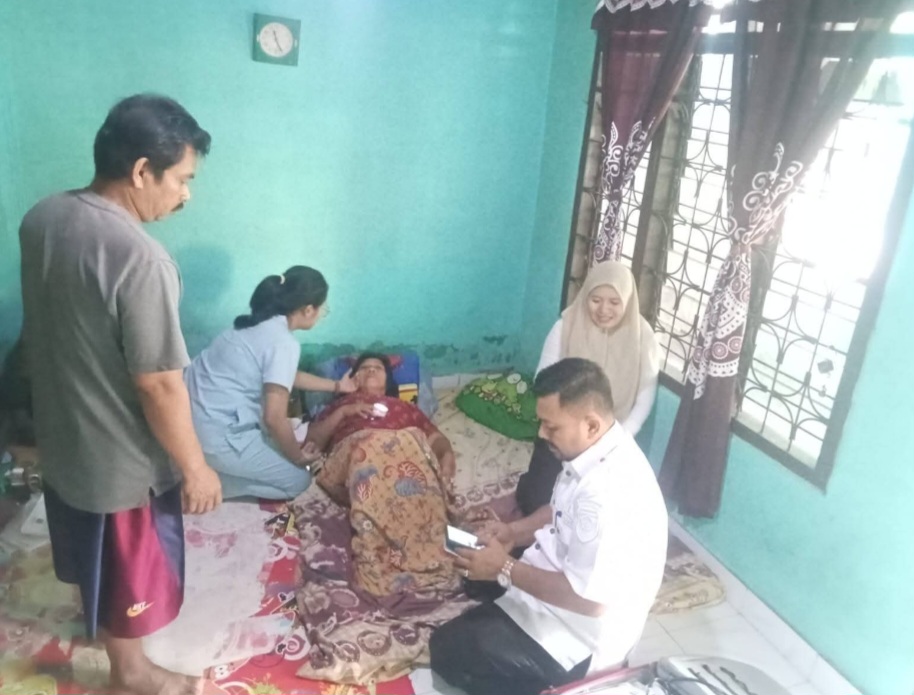 Ajak Bidan dan Perangkat Kelurahan, Lurah Pasar Muaradua Jenguk Warga Sakit hingga Antar ke RSUD