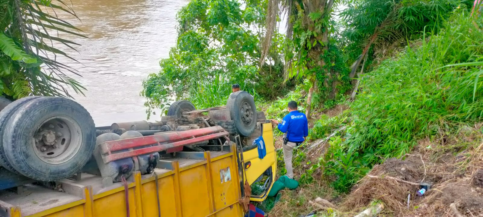 Kena Salip, Truck Pengangkut Bata Terguling