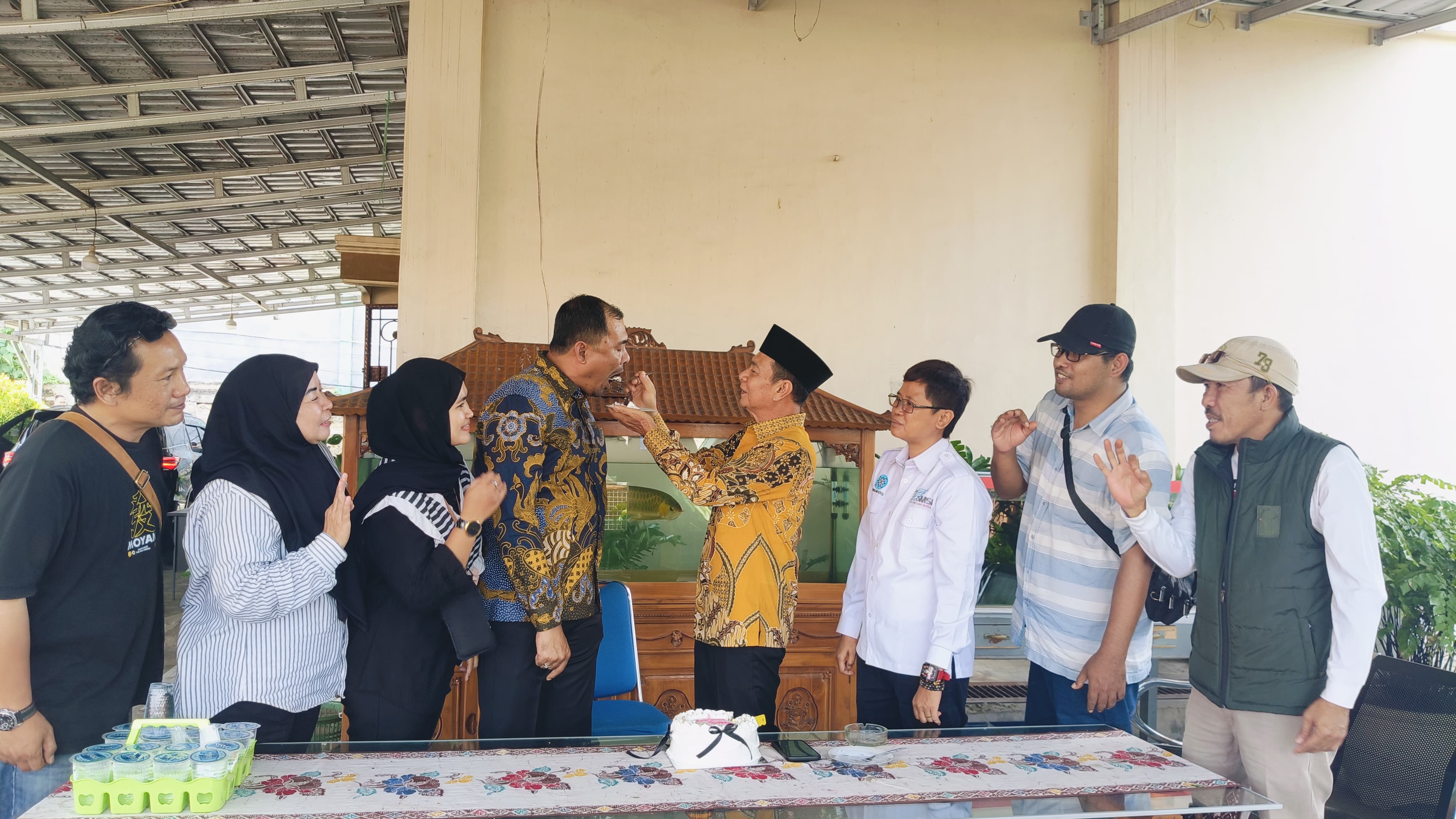 Para Jurnalis OKU Selatan Peringati HPN dengan Pemotongan Tumpeng Bersama Bupati OKU Selatan Terpilih  