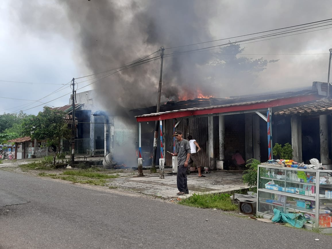 Bengkel Las di Baturaja Hangus Terbakar saat Pekerja Sedang Mengelas Mobil