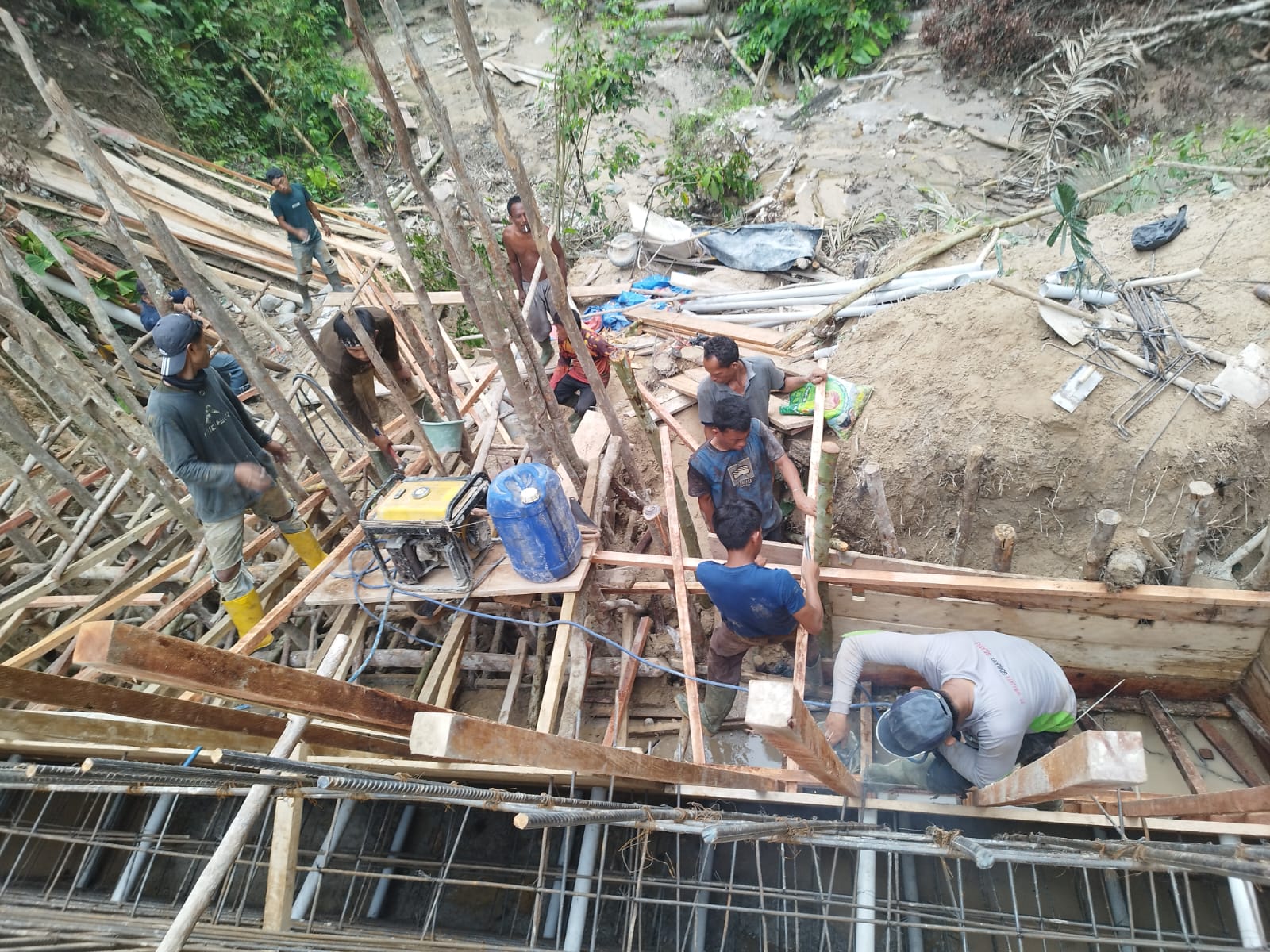 Tanggulangi Longsor, Pemkab Pasang Talud Cor Beton Leter U di Batu Belan