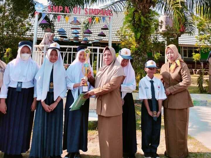 SMPN 01 Simpang Memberikan Reward kepada Siswa