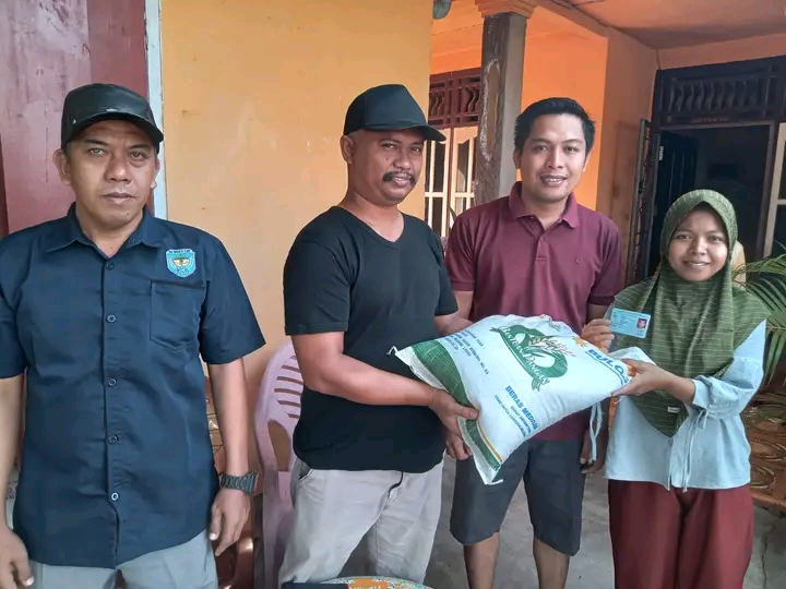 Ratusan Warga Rantau Panjang OKU Selatan Terima Bantuan Beras