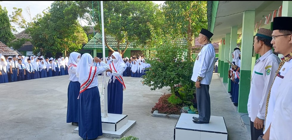 Wakamad MTsN 1 OKUS Sampaikan Pentingnya Upacara Bendera