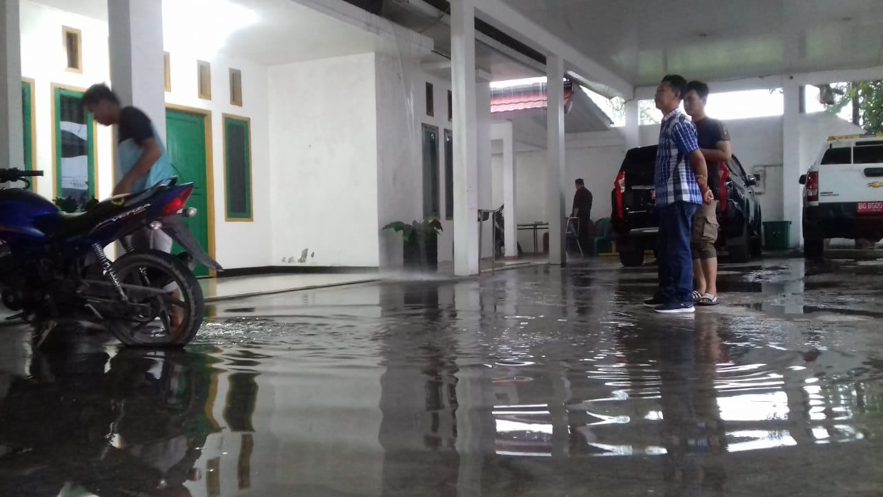 Saat Hujan, Teras Rumdin Wabup OKU Selatan Sering Banjir