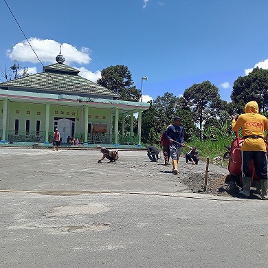 Warga Gotong Royong Bangun Halaman Masjid
