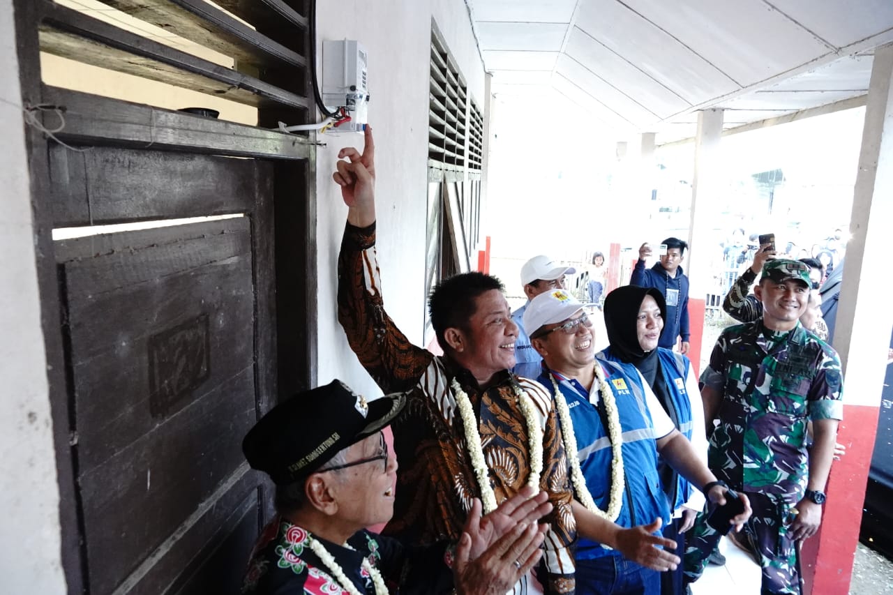 Gubernur Herman Deru Menepati Janji, Mewujudkan Impian Warga Dusun Saluran yang Menantikan Listrik 