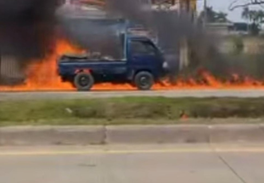 Kebakaran Hebat Mobil Pickup di Jalan Alamsyah Prawiranegara, Palembang, Diduga Bawa BBM