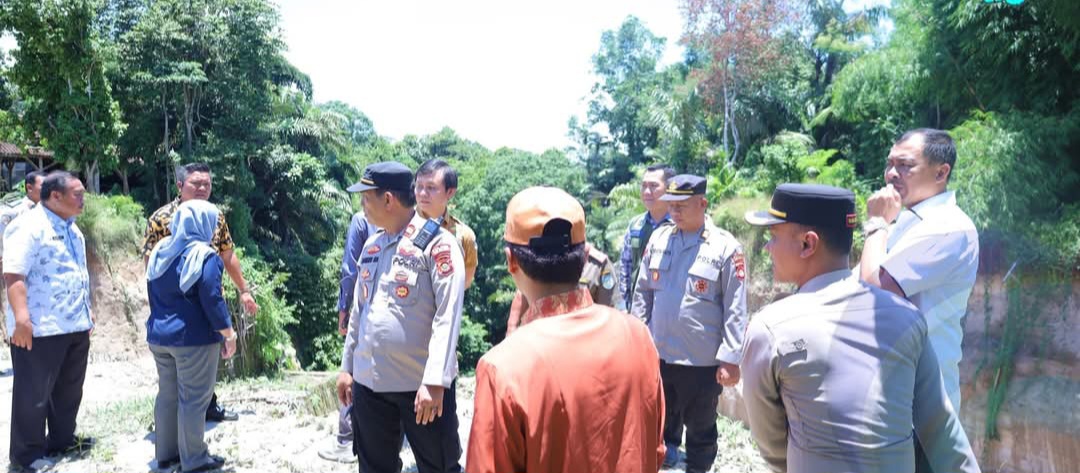 Bupati OKU Selatan Tinjau Langsung Lokasi Longsor di Perumahan HKS 1 Kecipung