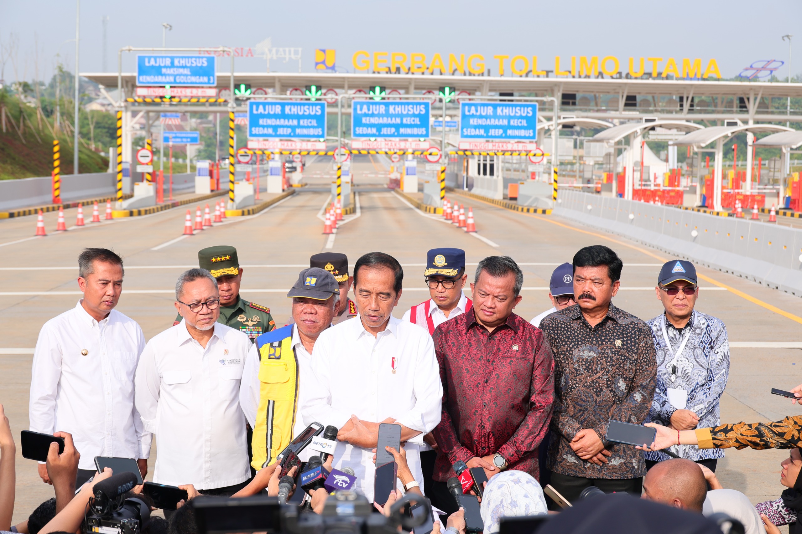 Presiden Jokowi dan Menteri ATR/BPN Hadi Tjahjanto Resmikan Jalan Tol Pamulang-Cinere-Raya Bogor
