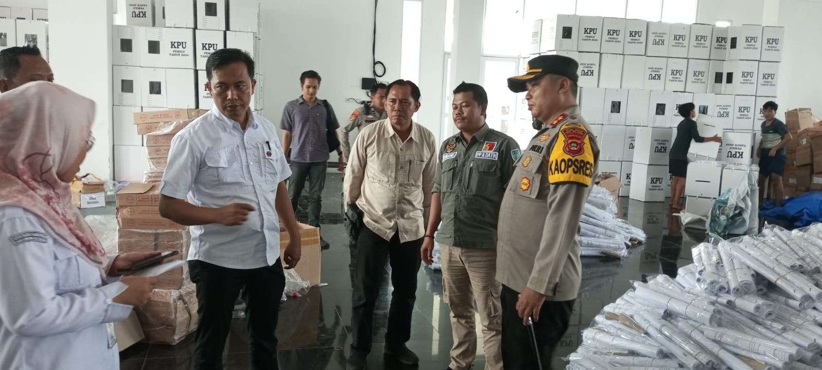  Monitoring dan Koordinasi Persiapan Pemilu 2024, Kapolres dan Ketua KPUD OKUS Cek Gudang Logistik