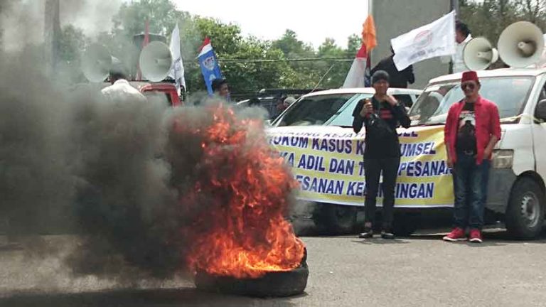 Aksi Protes di Kejati Sumsel, Terkait Kasus Dugaan Korupsi KONI Sumsel