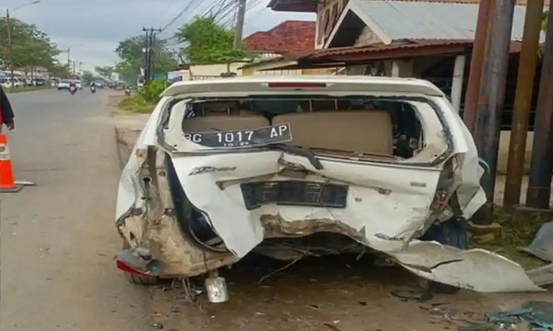 Kecelakaan Lalu Lintas di Palembang: Honda Jazz Tabrak Toyota Avanza dari Belakang