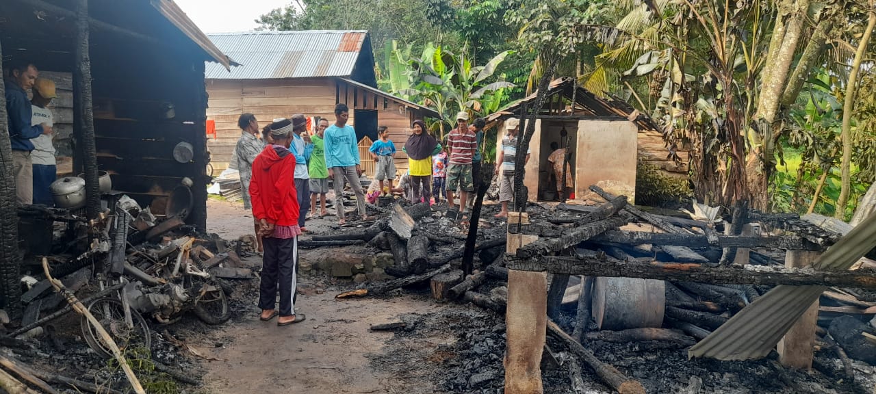 Disambar Petir, Rumah Warga Buana Pemaca Hangus Terbakar