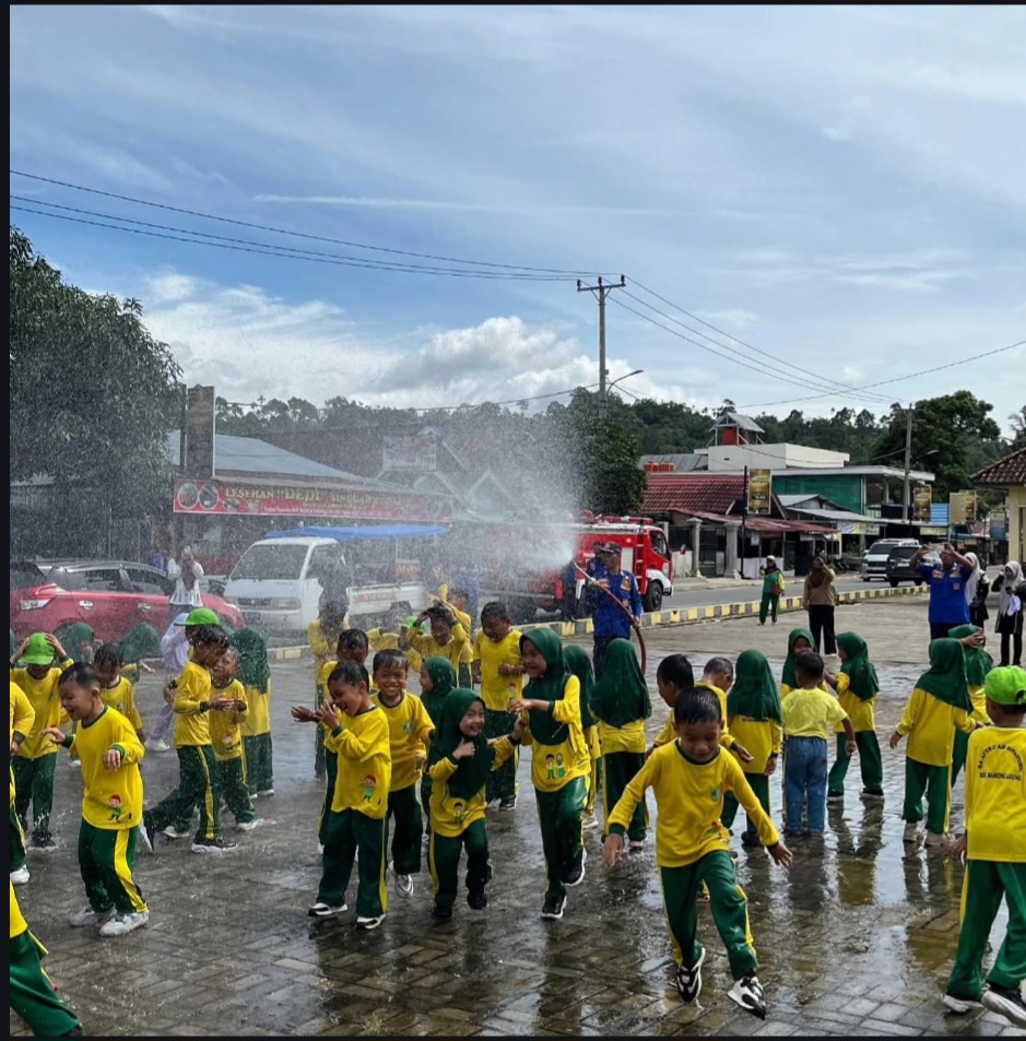 Field Trip TK RA Attho’ah, Damkar OKU Selatan Edukasi Pencegahan Kebakaran di Danau Ranau