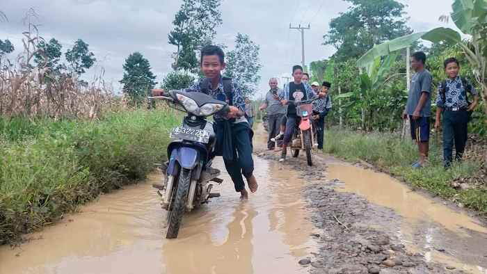 Miris, Akses Jalan Utama Berlubang dan Dipenuhi Air