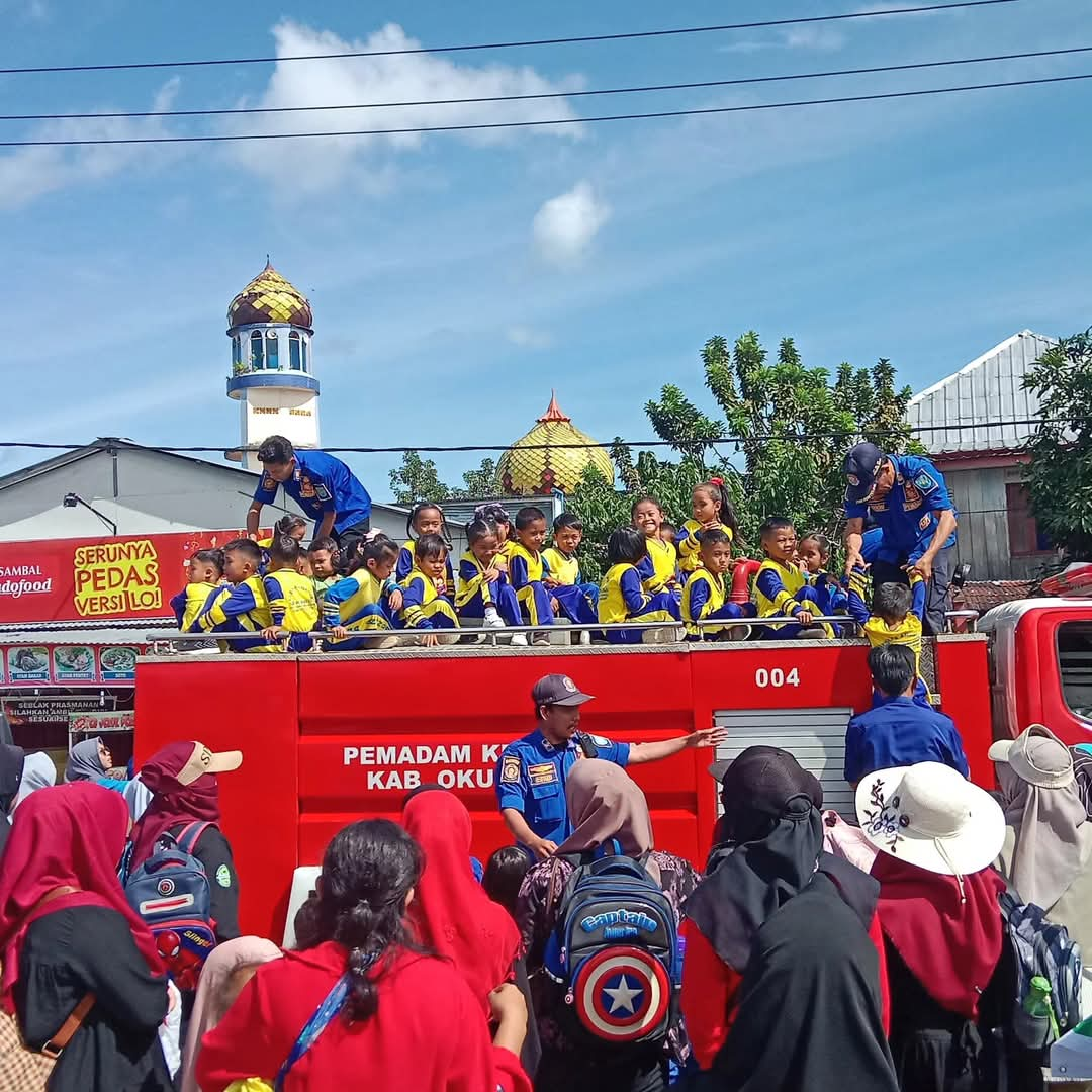 UPT Damkar Banding Agung Adakan Edukasi Kebakaran untuk Siswa TK di Danau Ranau