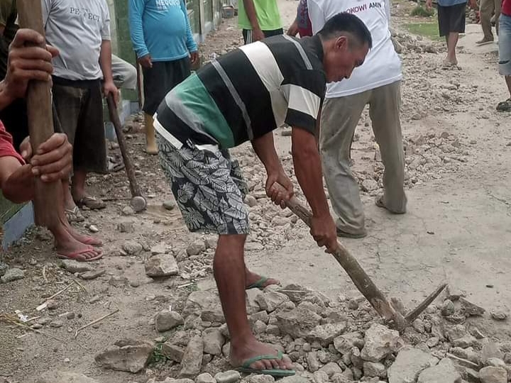 Warga Desa Kota Way Gotong Royong Perbaiki Jalan Rusak