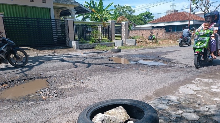 Kerusakan Jalan di Kabupaten OKU: Anak-anak Kesulitan Berangkat Sekolah