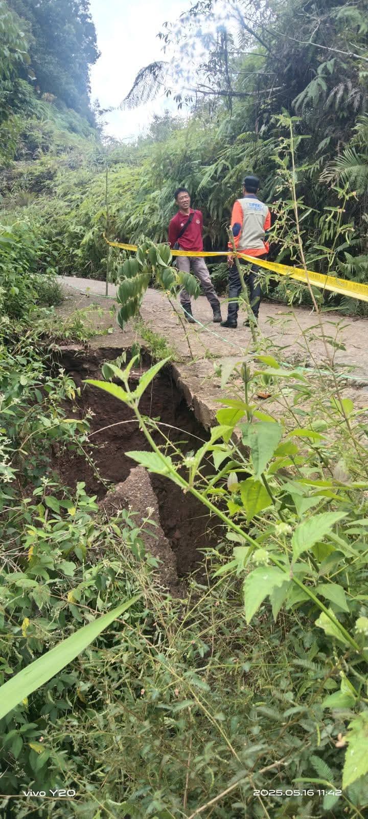Bupati OKU Selatan: Hindari Melintas di Jalan Amblas Desa Tenang