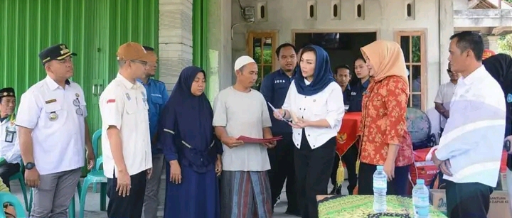 Berikan Suport, Isyana Kunjungi Korban Kebakaran Desa Karang Agung Simpang