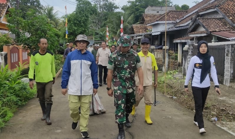 Penjabat Bupati Ogan Komering Ulu Pimpin Keroyokan Bersih-Bersih Titik Rawan Banjir di Baturaja