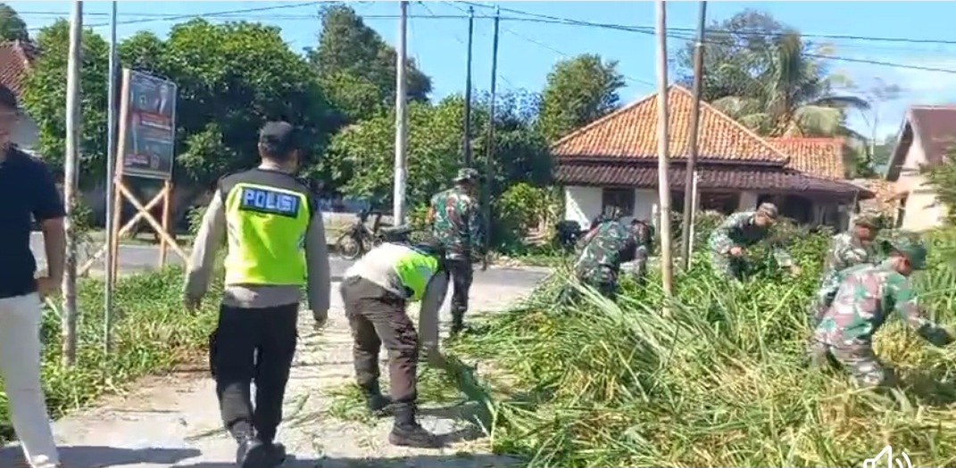 TNI-Polri Bantu Warga Muaradua Bersihkan Semak Belukar