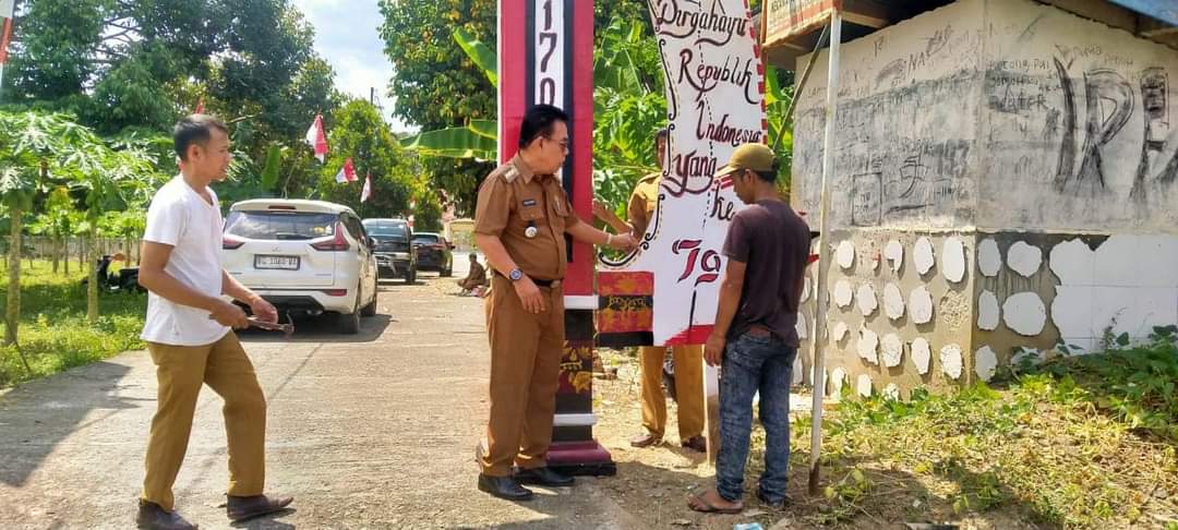 Pemkec Buay Rawan Hiasi Pintu Masuk dalam Lomba Gapura