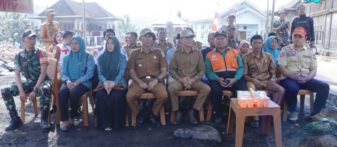 Wabup OKU Selatan Sambangi Korban Kebakaran, Serahkan Bantuan Darurat