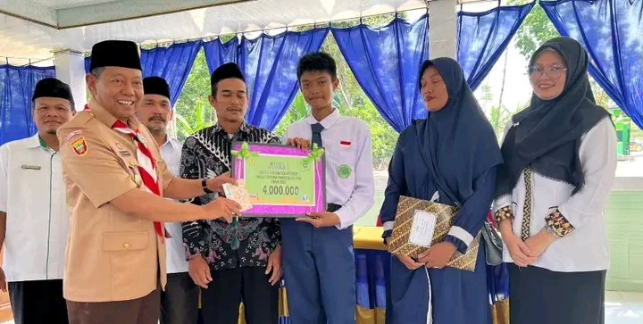 Kementerian Agama OKU Selatan Memberikan Penghargaan kepada Siswa yang Maju dalam Kompetisi Sains Madrasah Tin