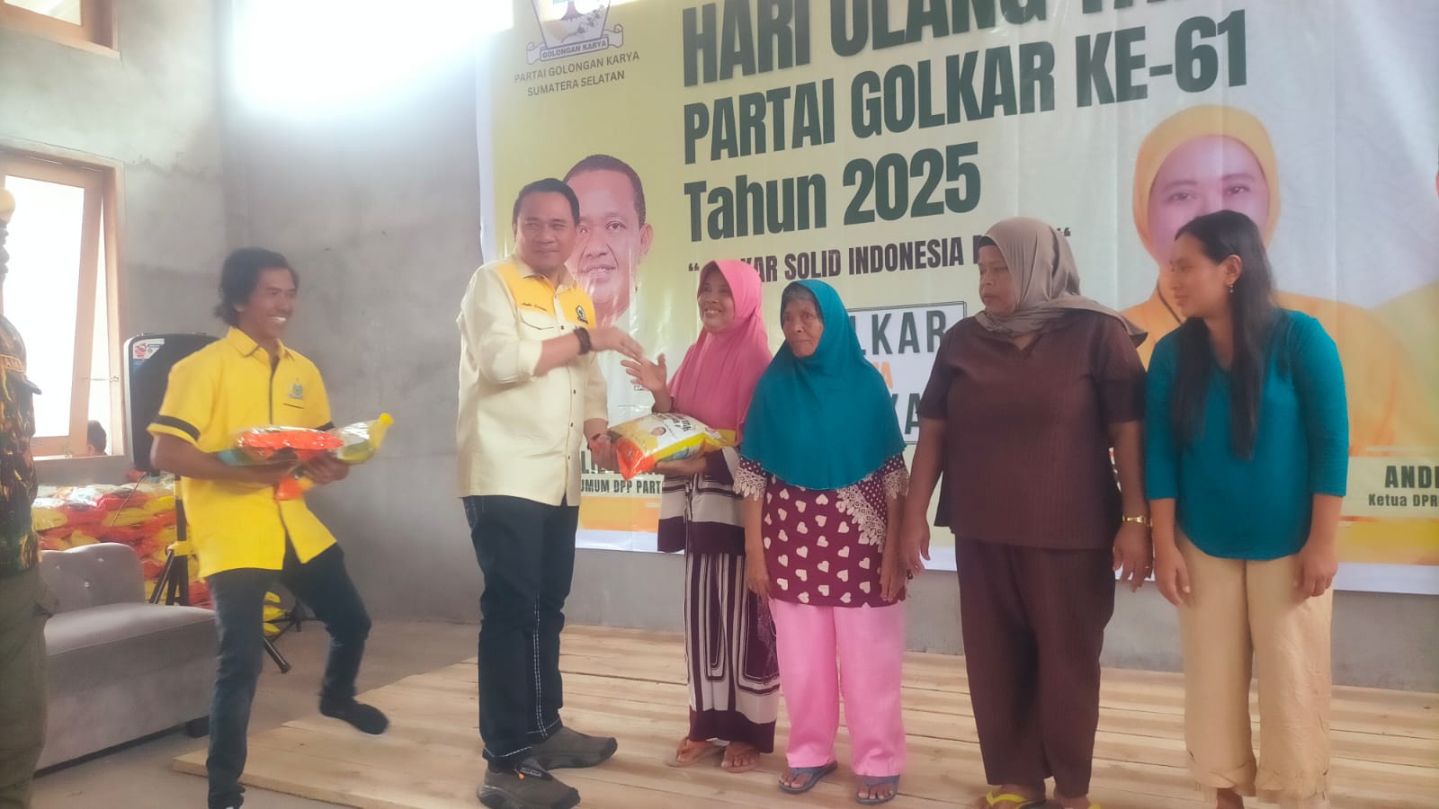 Ketua DPRD Sumsel Bersama Tim Bagikan 5 Ton Beras ke Masyarakat