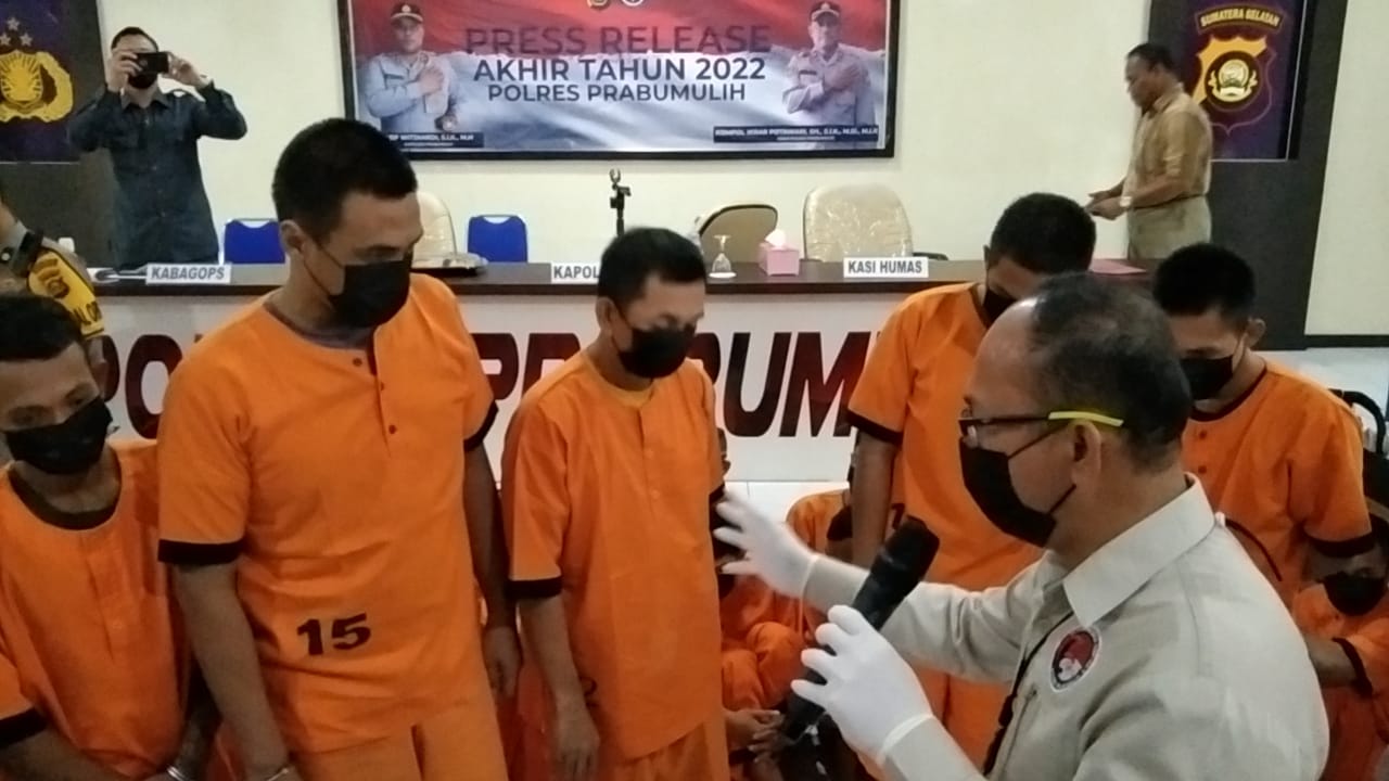 Lagi Nikmati Barang Haram, Tiba-tiba Digerebek Polisi