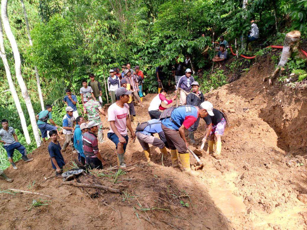 Warga Desa Tanjung Harapan OKU Selatan Swadaya Bersihkan Material Longsor