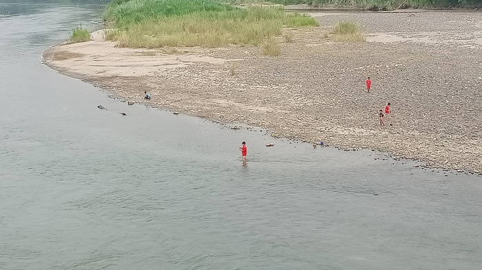 Sungai Komering Mengecil, Jadi tempat Bermain Anak-anak