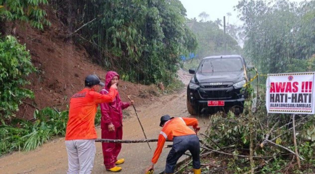 Tanah Longsor di OKU Selatan Dibersihkan, Jalan Amblas Dipasang Police Line