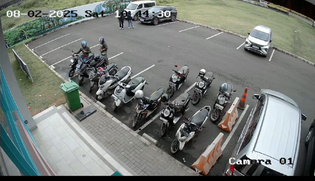 Sepeda Motor Warga Raib di Parkiran K3Mart Summarecon Bekasi, Aksi Pelaku Terekam CCTV