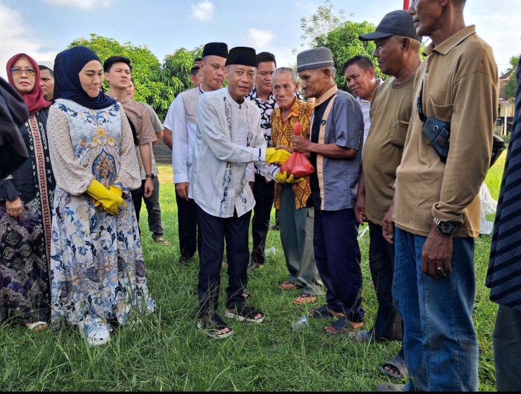 Polres OKU Selatan Bagikan Ratusan Kantong Daging Qurban ke Warga