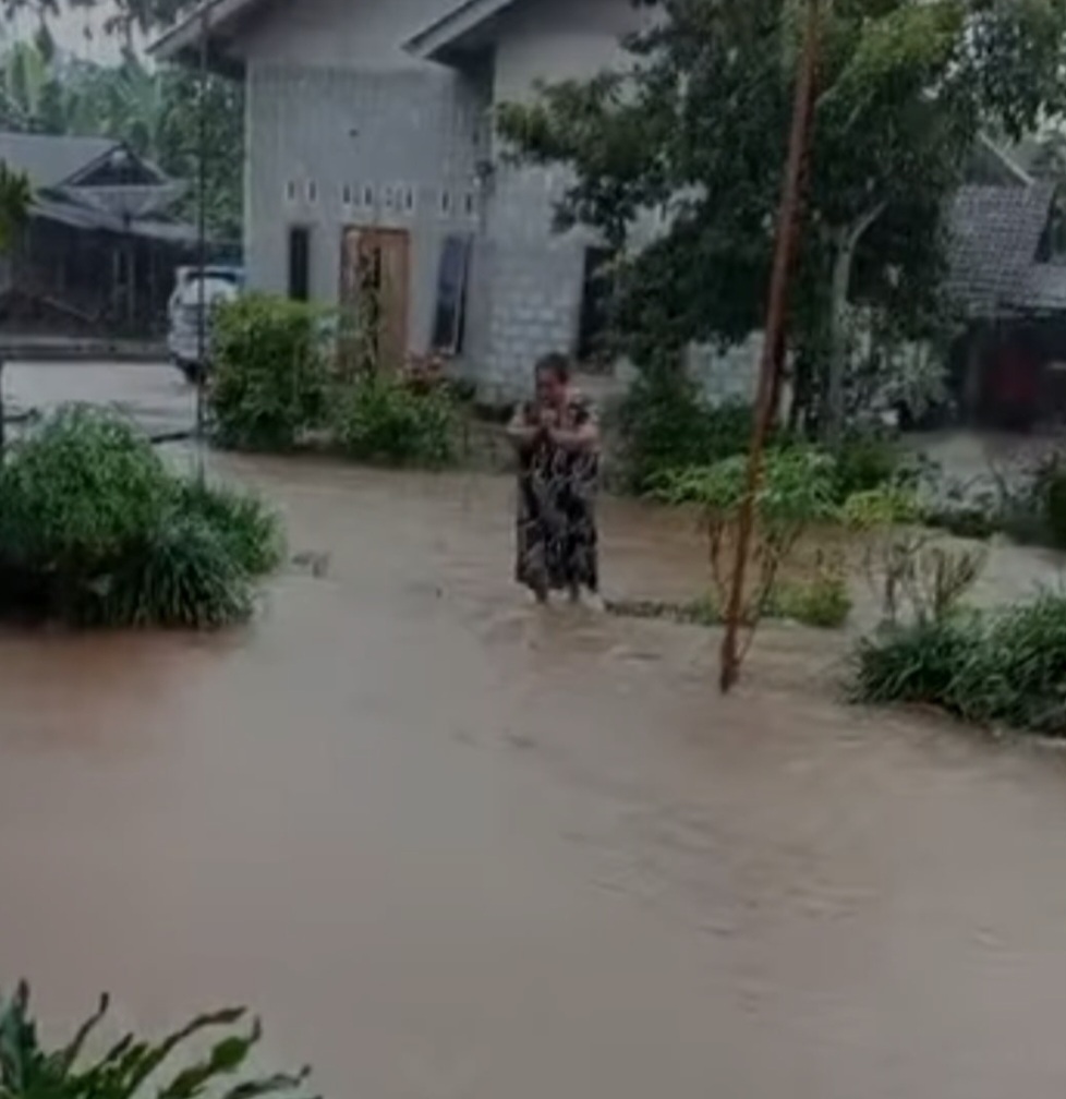 Hujan Deras, Desa Air Rupik Terendam Banjir Hingga Pelataran Rumah Warga