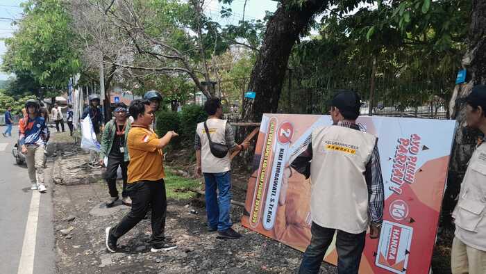 Bawaslu Bersama Polisi dan TNI Lakukan Penertiban APK Kampanye