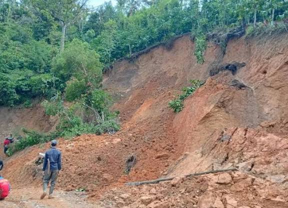 Longsor di OKU Selatan Tutup Akses Jalan Vital ke Desa Tanjung Harapan