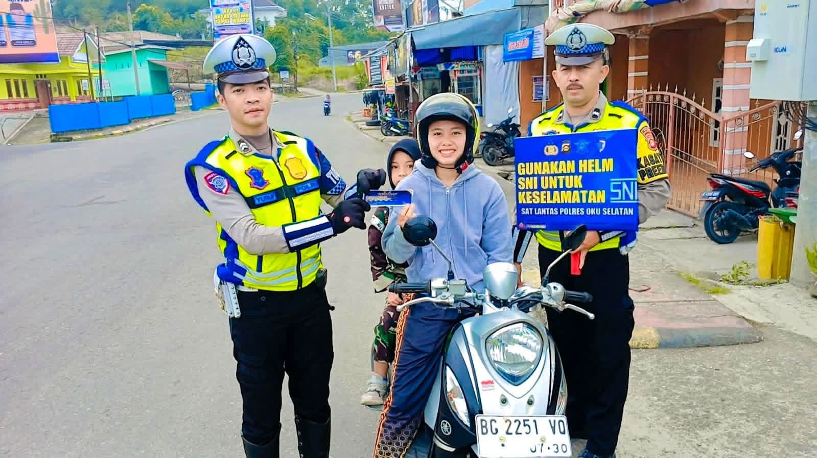 Polres OKU Selatan Ingatkan Pentingnya Kesadaran Memakai Helm Demi Keselamatan Berkendara