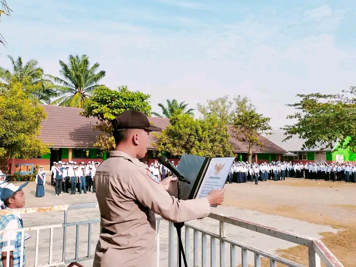 Sampaikan Bahaya Narkoba, Babin Simpang Jadi Pembina Upacara