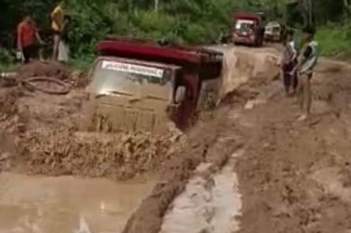 Kondisi Jalan Rusak Parah, Bodi Truk Terendam Lumpur