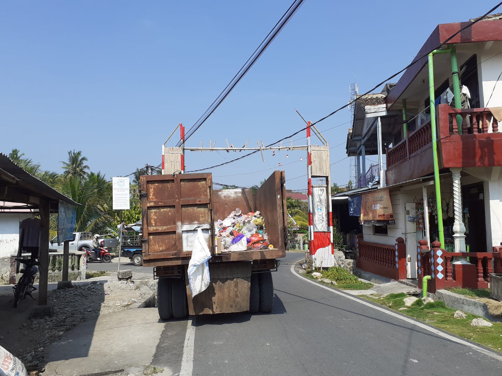 Waduh, Sopir Truk Sampah di OKUS Keluhkan Beban Pembelian BBM yang Dibebankan ke Pribadi