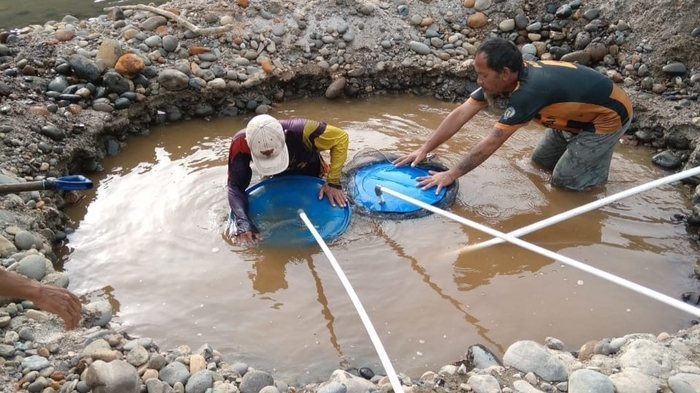 Siasati PDAM Yang Kerap Mati, Warga Bikin Sumur di Pinggir Sungai