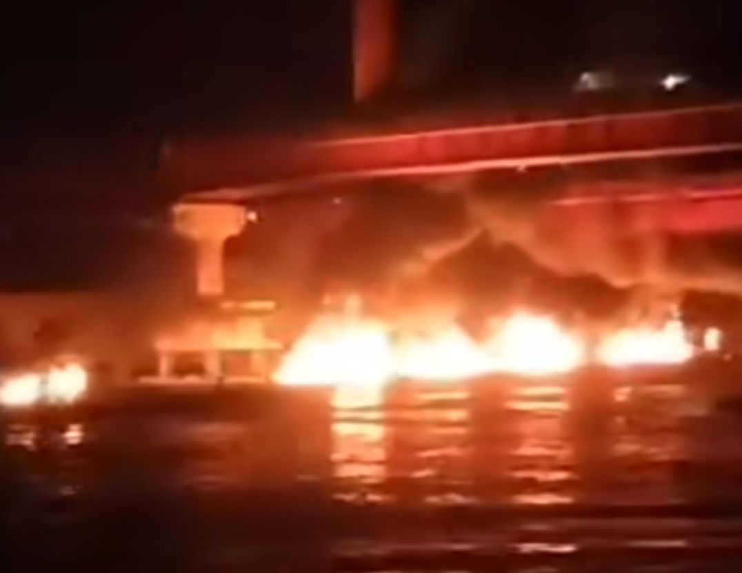 Kapal Meledak dan Terbakar di Sungai Musi, Hanyut Melintasi Jembatan Ampera, Empat Korban Dilaporkan