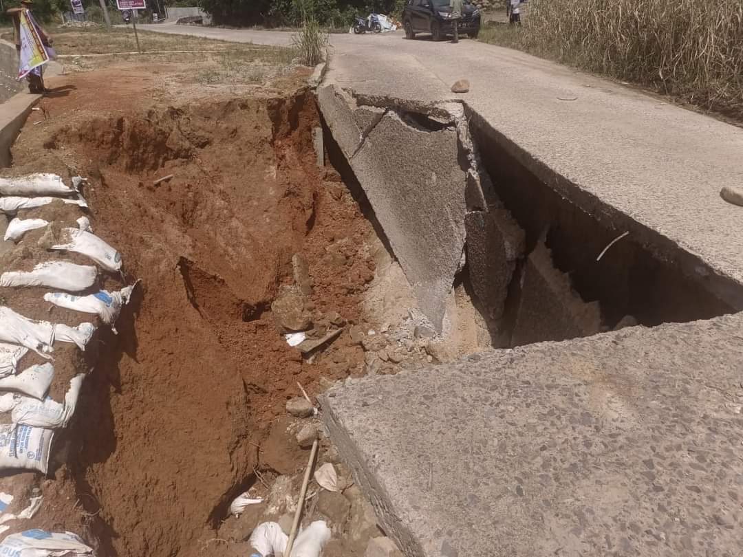 Waduh! Jalan Lintas Mekakau Ilir OKU Selatan Nyaris Putus Total