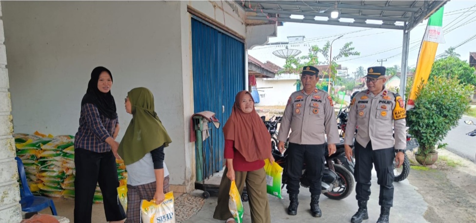 Personel Polsek BSA Kawal Distribusi Beras GPM