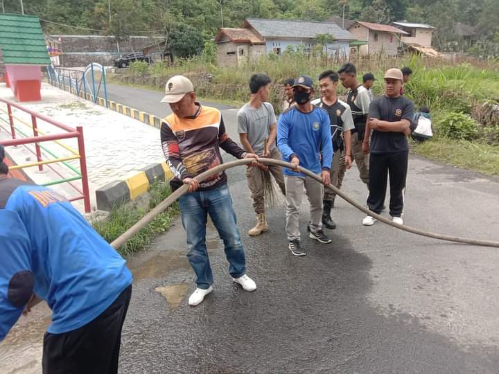 Demi Sukseskan Event, Kompas Ranau Bersihkan Pasir di Rute SRGF