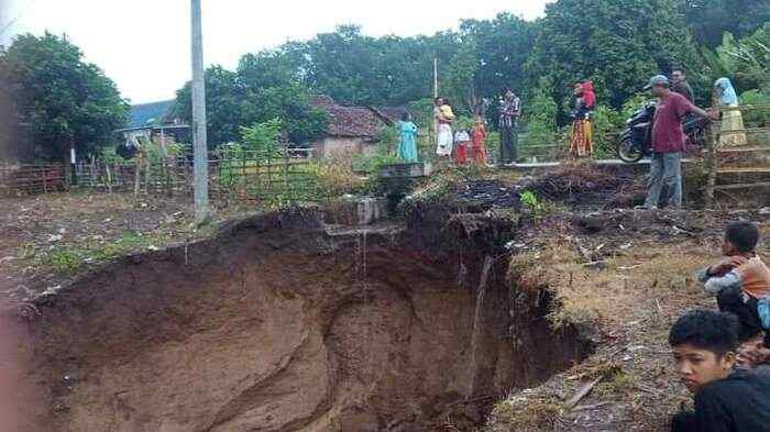 Jalan Talang Padang Nyaris Putus, Camat Akui Belum Tau